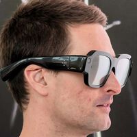 Por esto Apple no tiene ninguna prisa en sacar sus gafas: ninguna hoja de especificaciones te salva de llevar esas pintas por la calle
