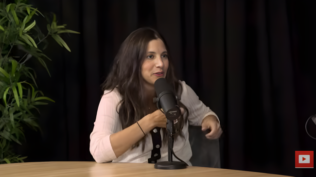 Mujer hablando en un podcast