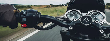 Un smartwatch con GPS en el manillar de tu moto. El motohack que empezó como un apaño entre colegas y está triunfando a lo grande