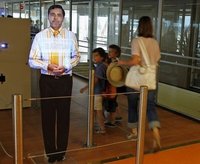 El aeropuerto de Orly presenta el primer agente de embarque virtual
