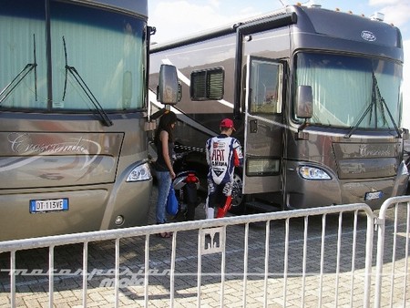 Lorenzo entrando en el Motorhome