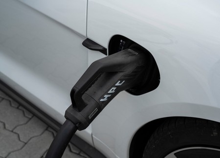 La batería de un coche eléctrico pierde el 2.3% de su capacidad de carga al año