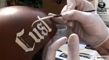 Pinstriping en un casco, o cómo hacer fácil lo difícil
