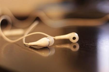 Explicación física: ¿Por qué siempre se enredan los cables de nuestros auriculares en el bolsillo?