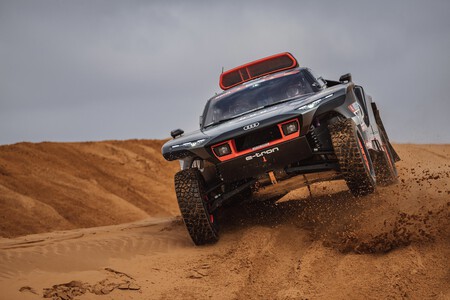 ¡Histórico! Carlos Sainz se estrena con Audi para lograr la primera victoria eléctrica de un coche en el Dakar