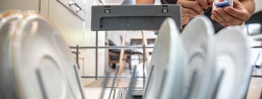 Según la ciencia, los detergentes y abrillantadores que se usan en el lavavajillas podrían estar detrás del aumento de las alergias por su impacto en la microbiota intestinal