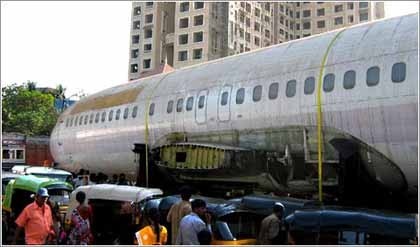 Un avión en plena calle como atracción turística