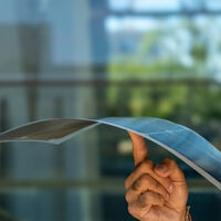 Más finos que una moneda y capaces de pegarse a cualquier superficie: así ha avanzado la industria de los paneles solares flexibles 