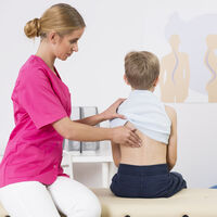 Dolores de espalda en niños y adolescentes: posibles causas, tratamiento y prevención