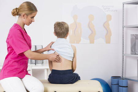 Dolores de espalda en niños y adolescentes: posibles causas, tratamiento y prevención