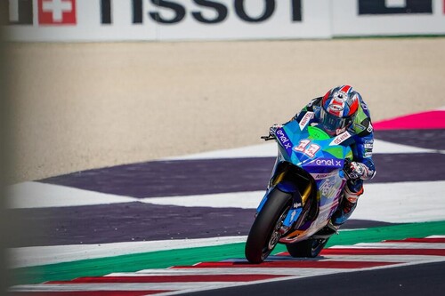 Matteo Ferrari aprovecha que tiraron a Dominique Aegerter para apretar la Copa del Mundo de MotoE