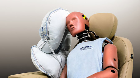 Un airbag lateral en el centro del coche: la propuesta de Hyundai para reducir un 80% las lesiones en la cabeza