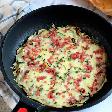 Sartenada de calabacín con queso y jamón, receta ligera para la hora de la cena con solo tres ingredientes