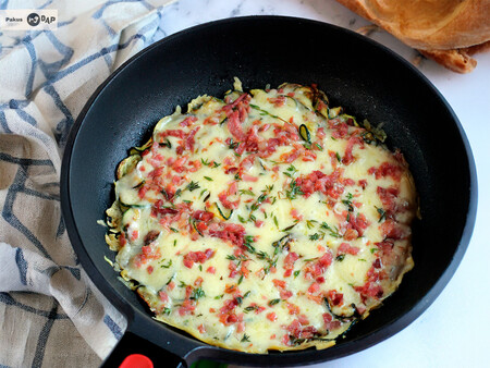 Sartenada de calabacín con queso y jamón, receta ligera para la hora de la cena con solo tres ingredientes