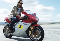 Hugh Laurie, actor y motero