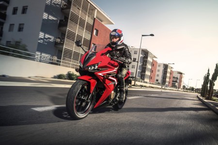 Honda le da un lavado de cara a su Honda CBR500R