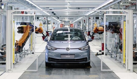 Los coches eléctricos superan en ventas a los diésel por primera vez en Europa, con el Volkswagen ID.3 liderando