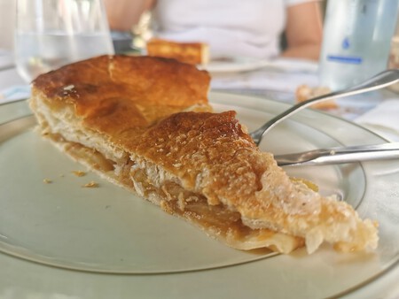 La Empanada De Manzana Es Un Postre Habitual De Los Restaurantes De La Zona