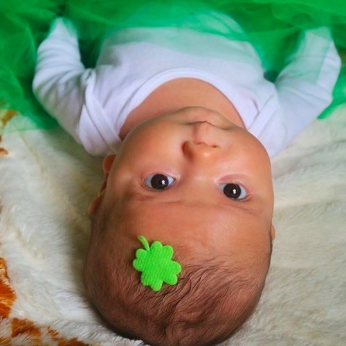 ¿Pegarías un lazo a la cabeza del bebé para "demostrar" que es una niña?