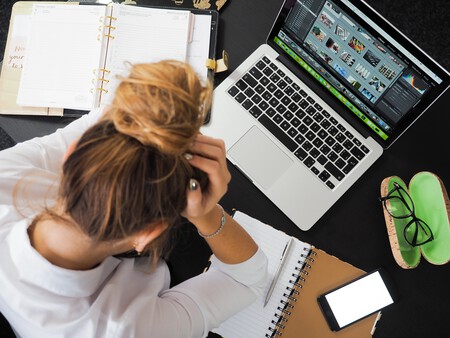 Más de 10.000 trabajadores responden sobre los problemas del trabajo híbrido: las notificaciones se llevan la mitad de la jornada