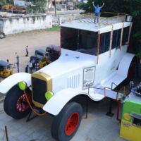 Este Ford Tourer de 8 metros de alto sirve como reclamo en un curioso museo de la India