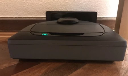 Botvac はバッテリーを充電してスタンバイするためにドック間を接続する必要があります。邪魔にならないように家具の下に置くのが理想的です。