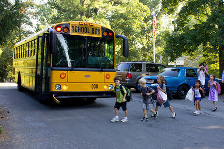 La seguridad del transporte escolar en el entorno de los colegios