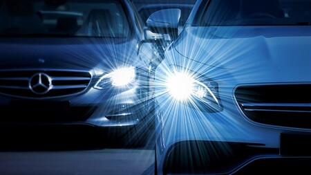 La DGT recuerda cómo hay que usar las luces del coche y por qué es importante hacerlo incluso de día