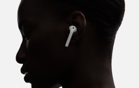 Éxito de los AirPods: su proveedor amplía capacidades para poder satisfacer la demanda