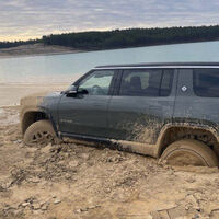 Cuando crees que tu nuevo todoterreno eléctrico es imparable y su peso te da una lección de física difícil de olvidar