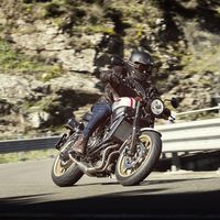 La Yamaha XSR700 XTribute recupera el estilo XT500 por 8.499 euros, 800 euros más que la XSR700