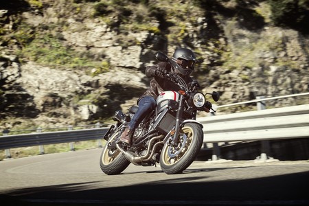 La Yamaha XSR700 XTribute recupera el estilo XT500 por 8.499 euros, 800 euros más que la XSR700