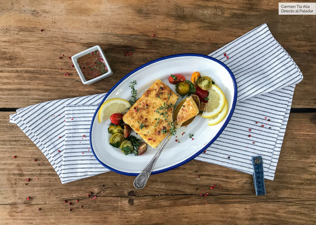 Queso feta empanado con miel de pimienta rosa y tomillo, un bocado perfecto para compartir (receta con vídeo incluido)