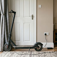 Así recomienda el RACC cargar el patinete en casa: cuando veas este símbolo, “desconéctalo rápidamente”