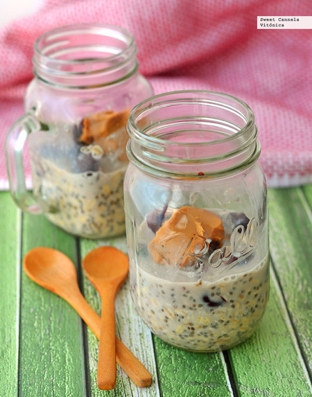 Avena en frasco con cerezas y crema de cacahuate. Receta saludable de desayuno
