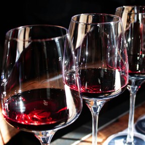 Con esta promoción de Alcampo disfrutaremos de tres buenos vinos tintos D.O.Ca Rioja pagando solo dos