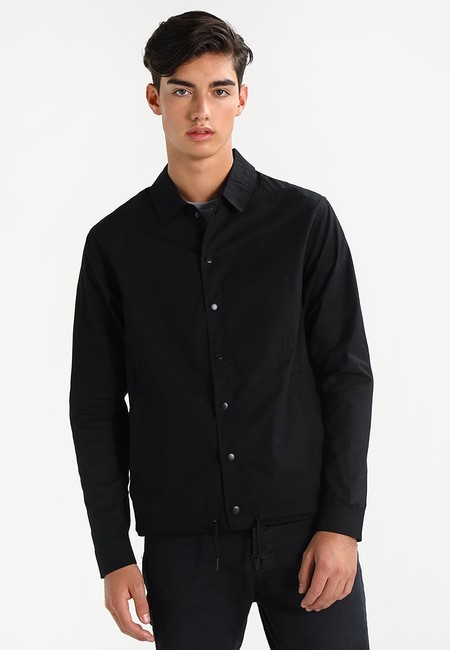 60% de descuento en la chaqueta de entretiempo Jack & Jones Jcoemp: se queda en sólo 19,95 euros en Zalando
