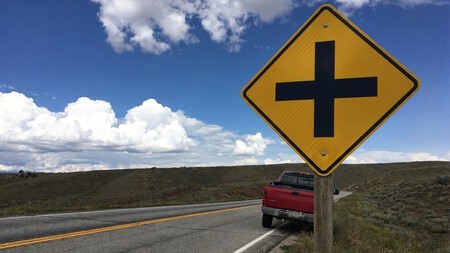 Cruz Negra Fondo Amarillo Senalizacion Significado Que Hacer