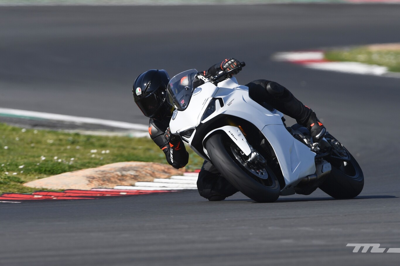 Probamos la Ducati SuperSport 950 S: una moto polivalente de 110 CV que también es solvente en circuito