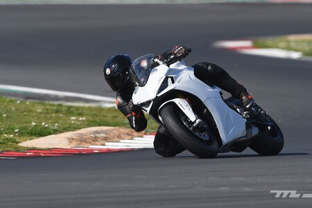 Probamos la Ducati SuperSport 950 S: una moto polivalente de 110 CV que también es solvente en circuito