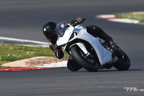 Probamos la Ducati SuperSport 950 S: una moto polivalente de 110 CV que también es solvente en circuito