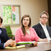 Una empresaria enfadada decide sacarse la leche al aire después de 14 horas en una reunión inacabable