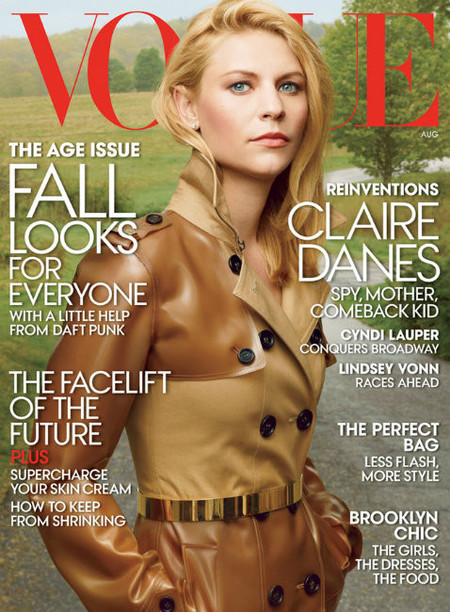 Claire Danes, agente con gabardina derrochando glamour