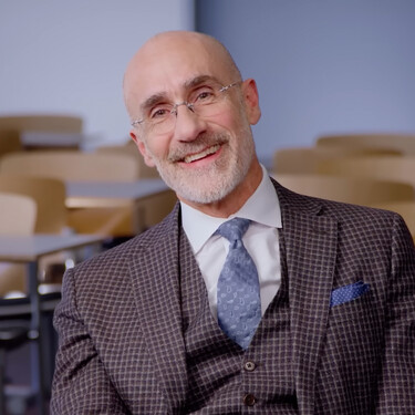 Menos terapia y más aburrimiento: el consejo de Arthur C. Brooks, experto en felicidad, a la Generación Z 