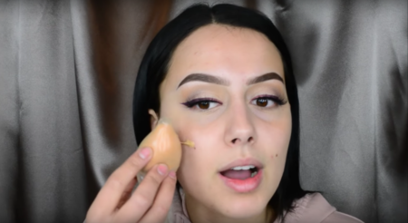 ¿Por qué algunas vloggers están usando un preservativo para aplicar su maquillaje?