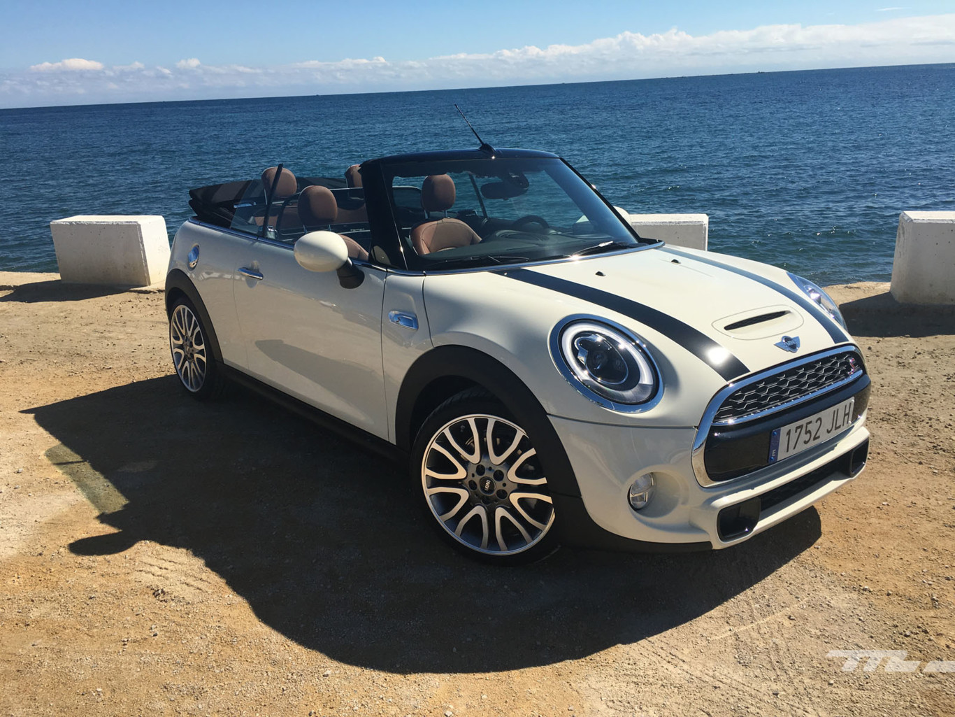 Al volante del MINI Cabrio 2016, el coche que te avisa cuando vaya a llover