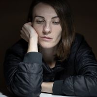 Cinco hábitos frecuentes en el trabajo que en realidad son señales de alerta de depresión