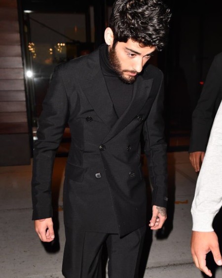 ¿Es muy pronto para llevar cuello alto? No para Zayn Malik en Nueva York Fashion Week