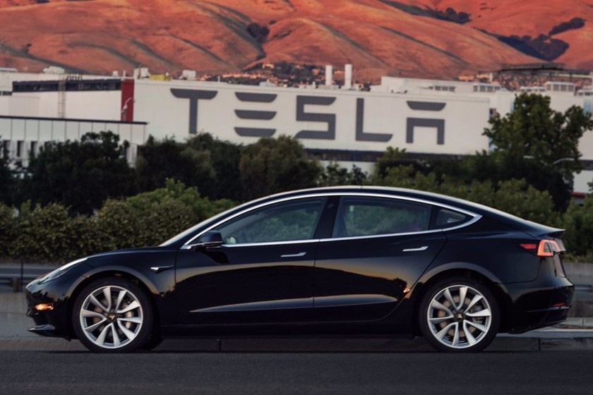 El primer Tesla Model 3 fabricado se deja ver en vídeo