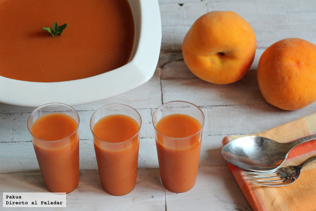Gazpacho de melocotón, ideal para sorprender a todos en casa